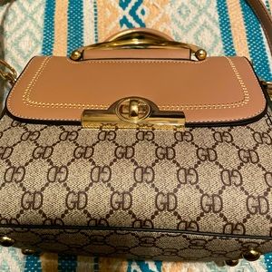 Never worn GD gifted purse 👜 it does have a few good pockets for storage 🌟